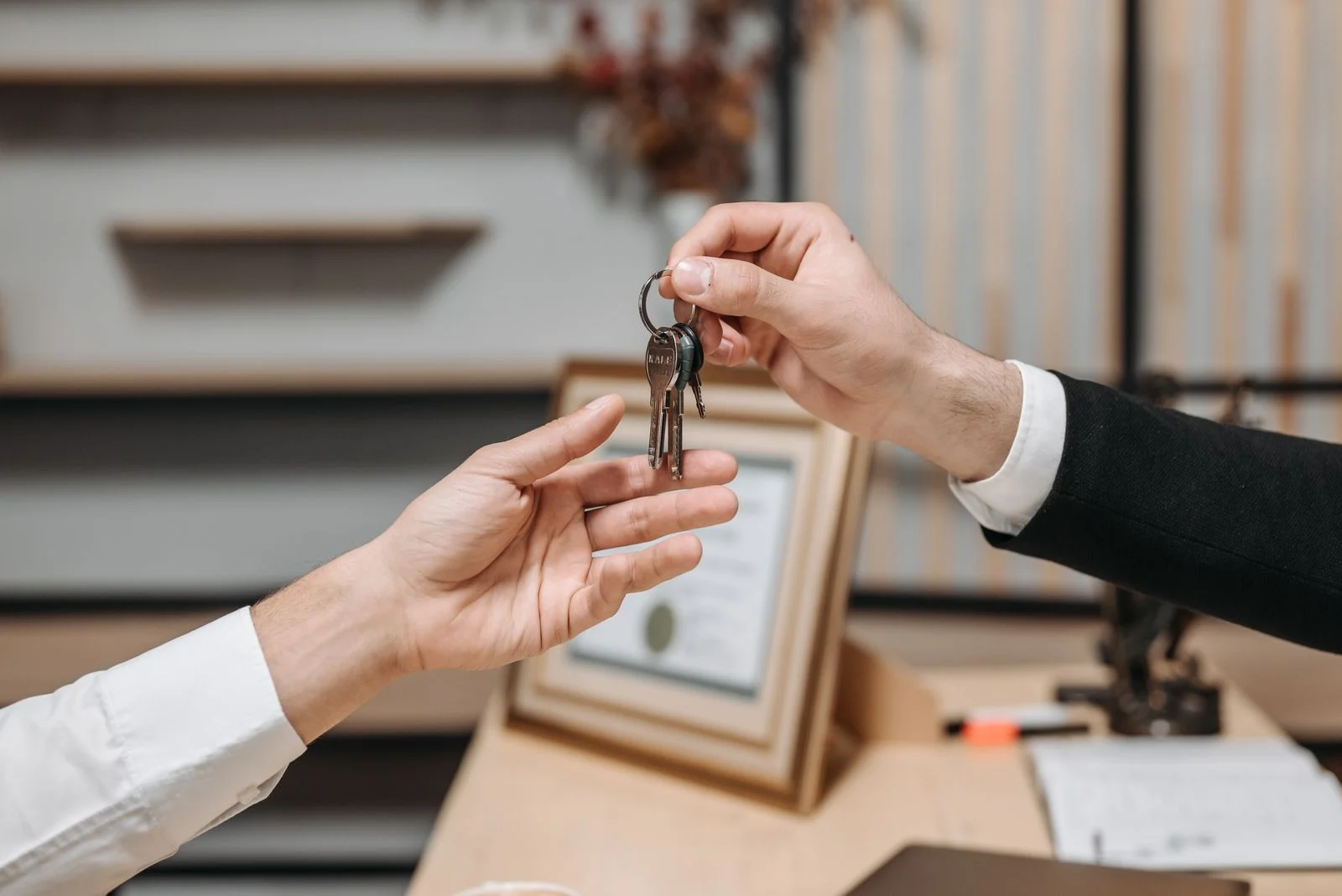 Entrega de las llaves de una vivienda de alquiler en una oficina