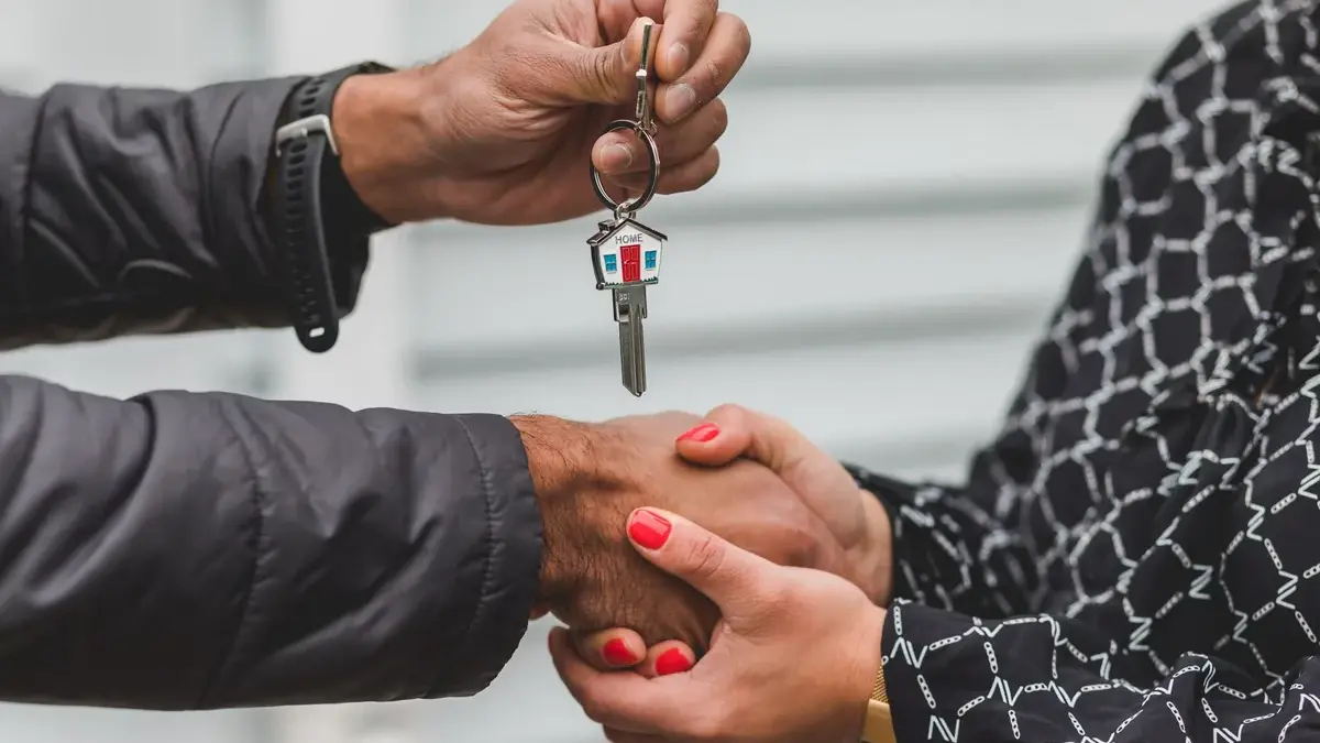 Reinversión en vivienda habitual: plazo de dos años, requisitos y exención en el IRPF