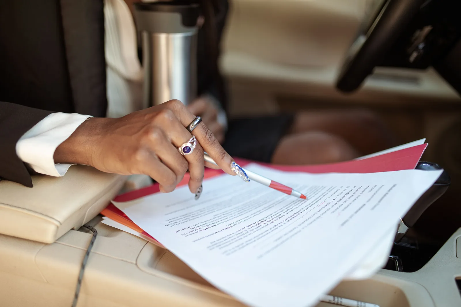 Comprador revisando el contrato de compraventa dentro de un coche