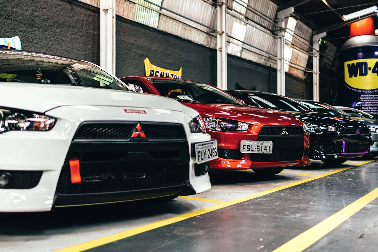 Coches de segunda mano expuestos en el interior de una compraventa