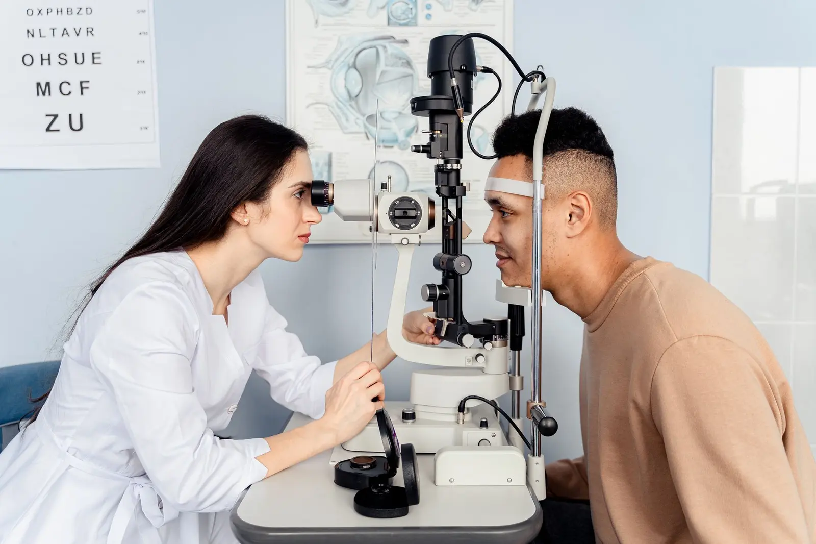 Examen de la vista realizado por un optometrista