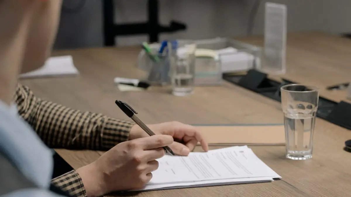 ¿Canjear el carnet por tu cuenta o con una gestoría? Costes, tiempos y riesgos reales