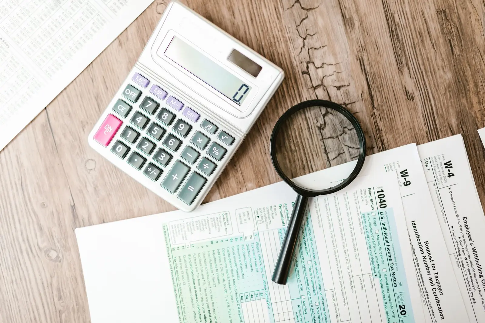 Formularios de la declaración de la renta con una calculadora