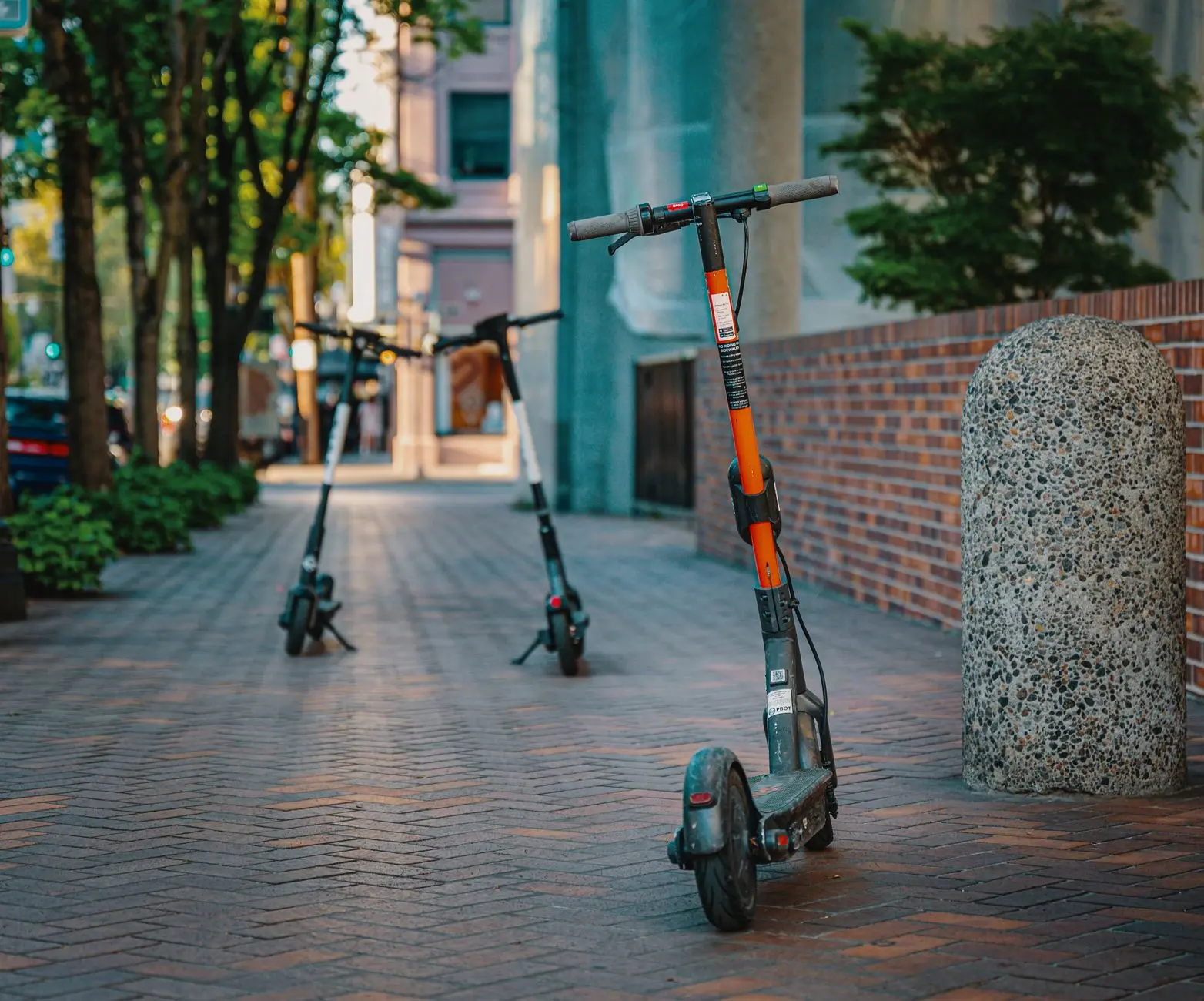 Patinetes eléctricos aparcados en la acera de una ciudad