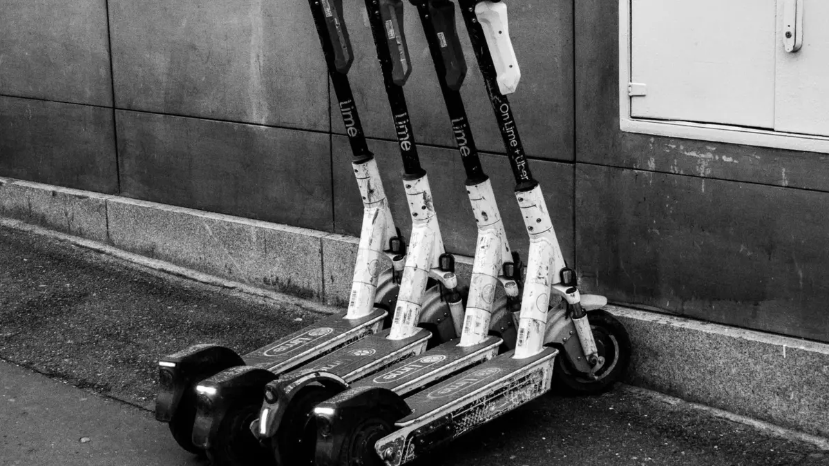 Patinetes trucados o de más de 25 km/h: qué dice la DGT en 2026 y qué pasa con tu seguro